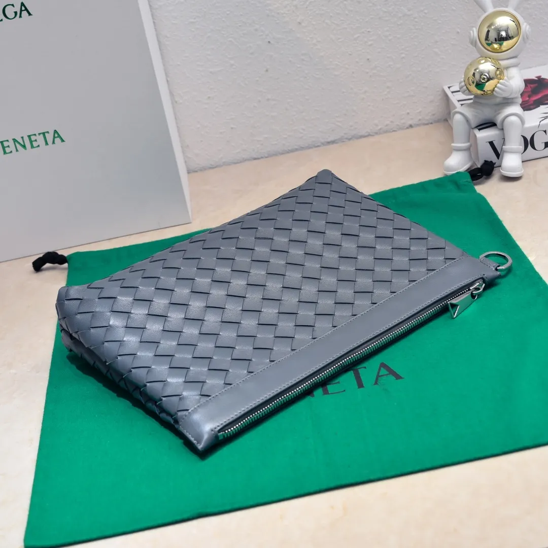 Batch 1360 Bottega Veneta's Bottega Veneta handbag transforms into a man in seconds ⌨️The texture is great! The weaving process is exquisite, simple and elegant, and it perfectly matches any clothes! Whether you are out on the street or on a date, it can instantly improve your overall taste. It can not only hold your wallet and mobile phone, but also the charm of your male god. Style number: 6518 Size: 33*22*7cm